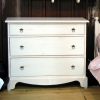 Commode 3 tiroirs Eline finition : brut / naturel vernis / blanc pastel