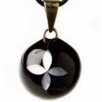 Bola noir nacr� fleur - Babylonia