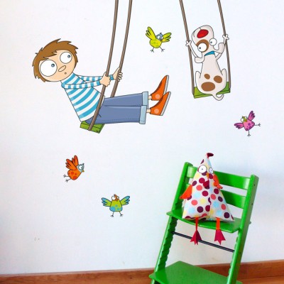 Sticker tom fait de la balançoire