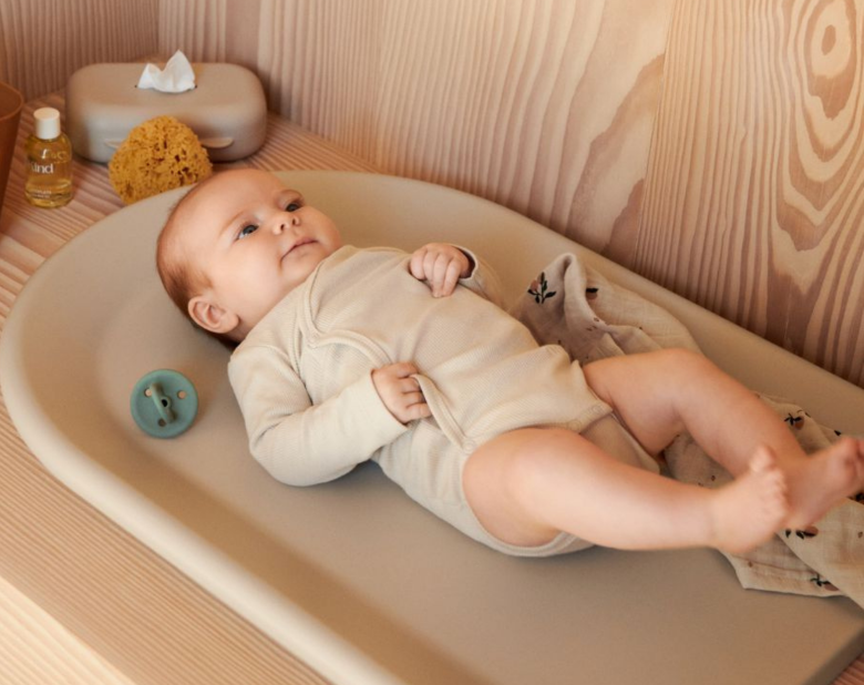 Bannière illustrant le guide d’achat Comment choisir un matelas à langer pour bébé ?