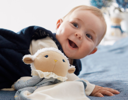 Bannière illustrant le guide d’achat Guide : Pourquoi et comment choisir un doudou pour bébé ?