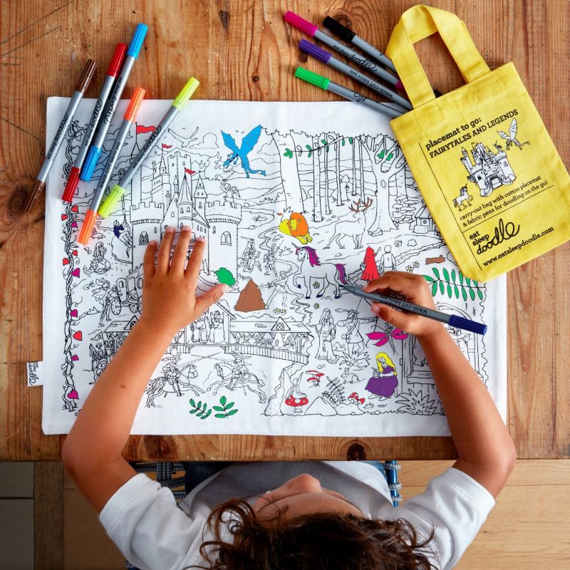 Set de table à colorier lavable et réutilisable Conte de fées avec 10 feutres Eatsleepdoodle Ambiance 2