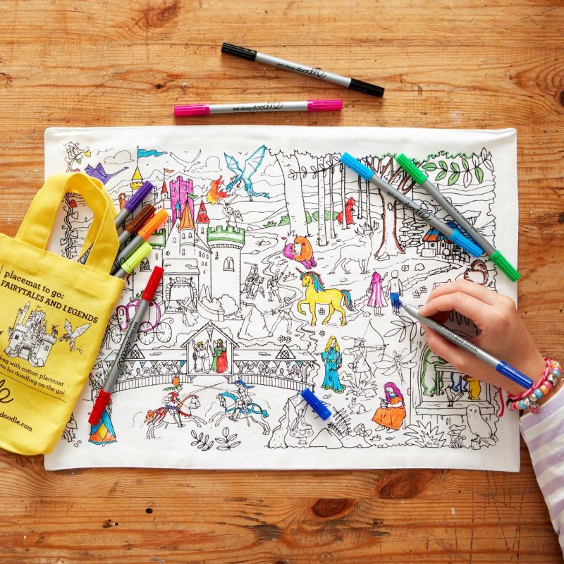 Set de table à colorier lavable et réutilisable Conte de fées avec 10 feutres Eatsleepdoodle Ambiance 6