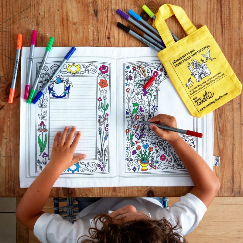 Set de table à colorier lavable et réutilisable Conte de fées avec 10 feutres Eatsleepdoodle Ambiance 8