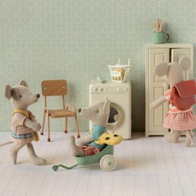 Petite Sœur souris avec son sac