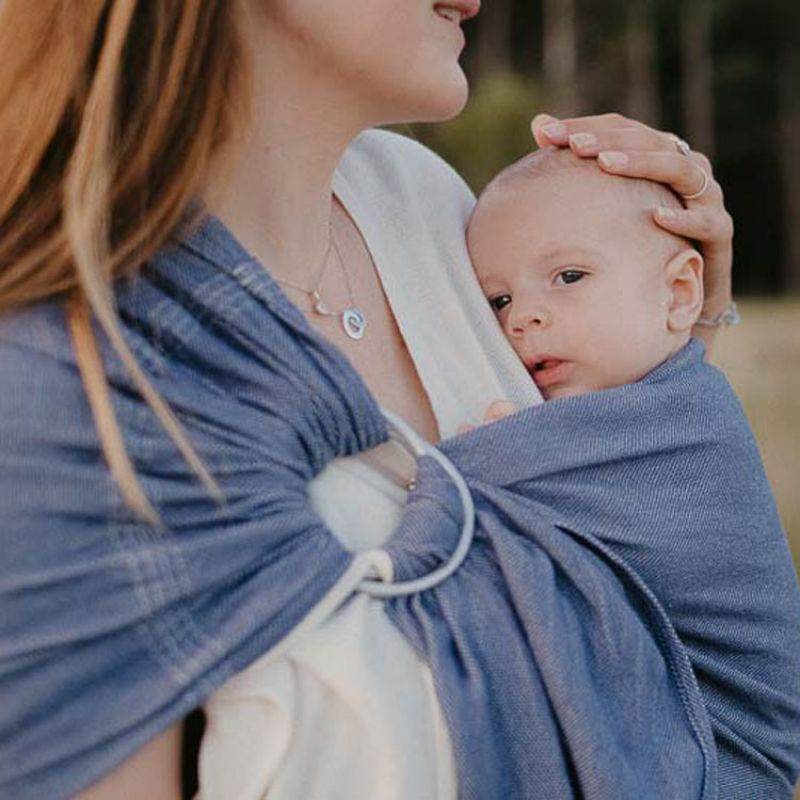 Image d'ambiance de présentation du produit Echarpe de portage Sling sans noeud tissé en coton bio bleu cobalt - NéoBulle