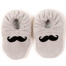 Chaussons de naissance gris velours brodés moustache (0-6 mois)  par BB & Co