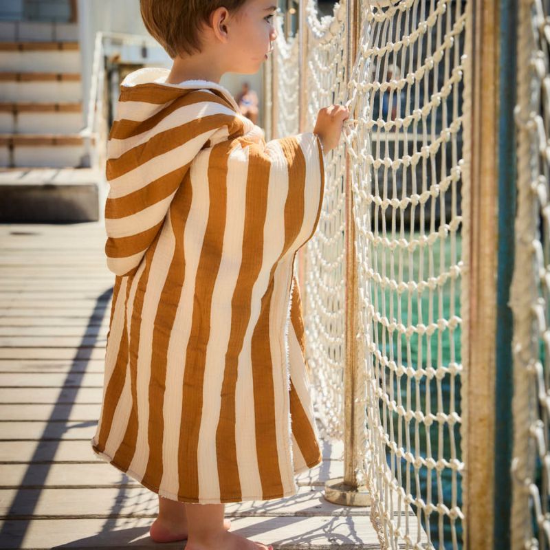 Poncho de bain enfant Elma Camel BEBEL Ambiance 2
