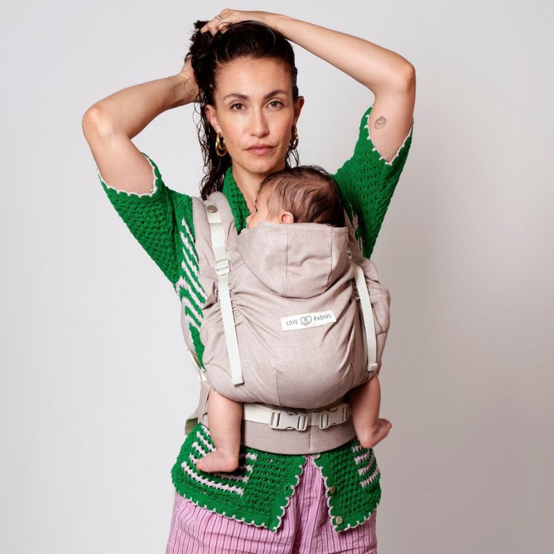 Porte bébé HoodieCarrier 2 Grain de sable Love Radius Ambiance 3