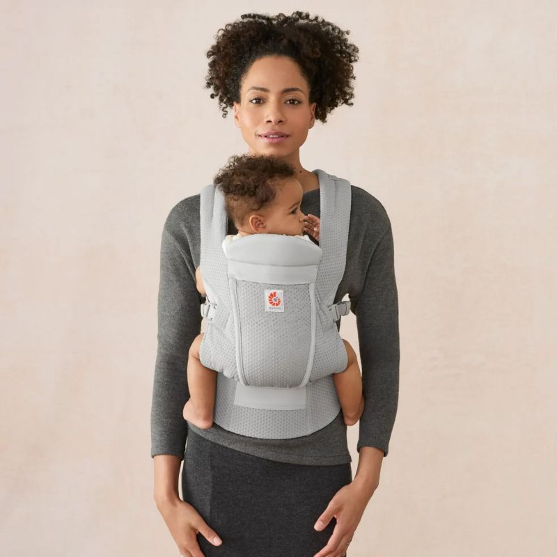 Porte bébé Omni Lite Mesh Pearl Grey Ergobaby Ambiance 5