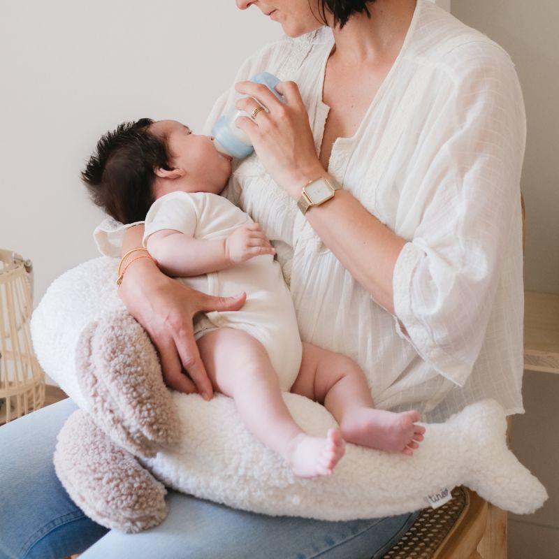 Coussin de maternité phoque en sherpa Tinéo Ambiance 5