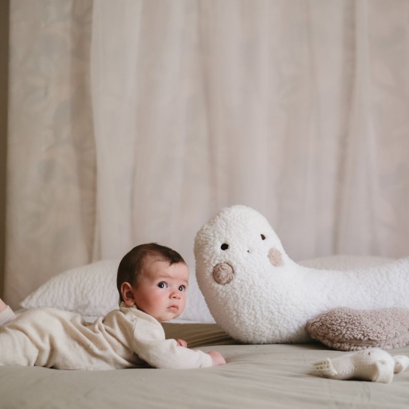 Coussin de maternité phoque en sherpa Tinéo Ambiance 7