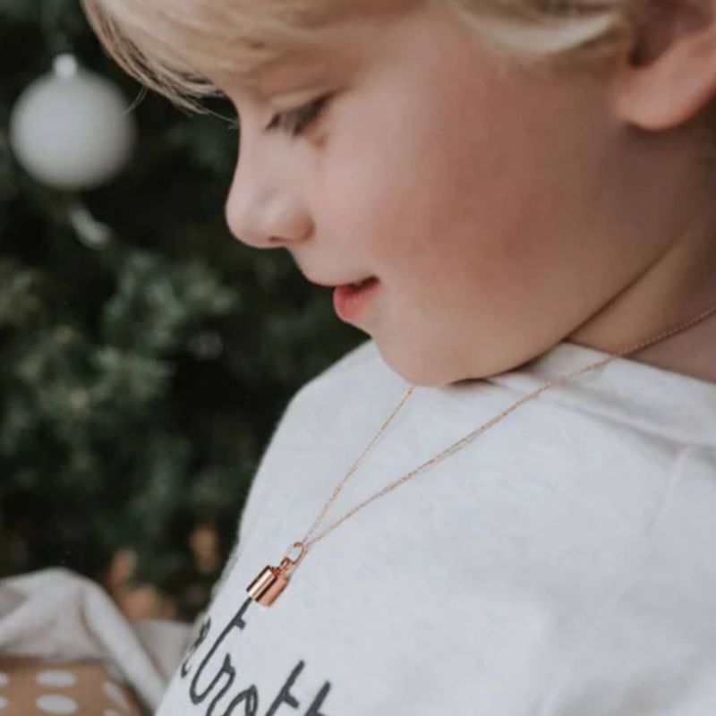 Collier Mon Petit Secret enfant personnalisable (plaqué or rose) Mon Petit Poids Ambiance 2
