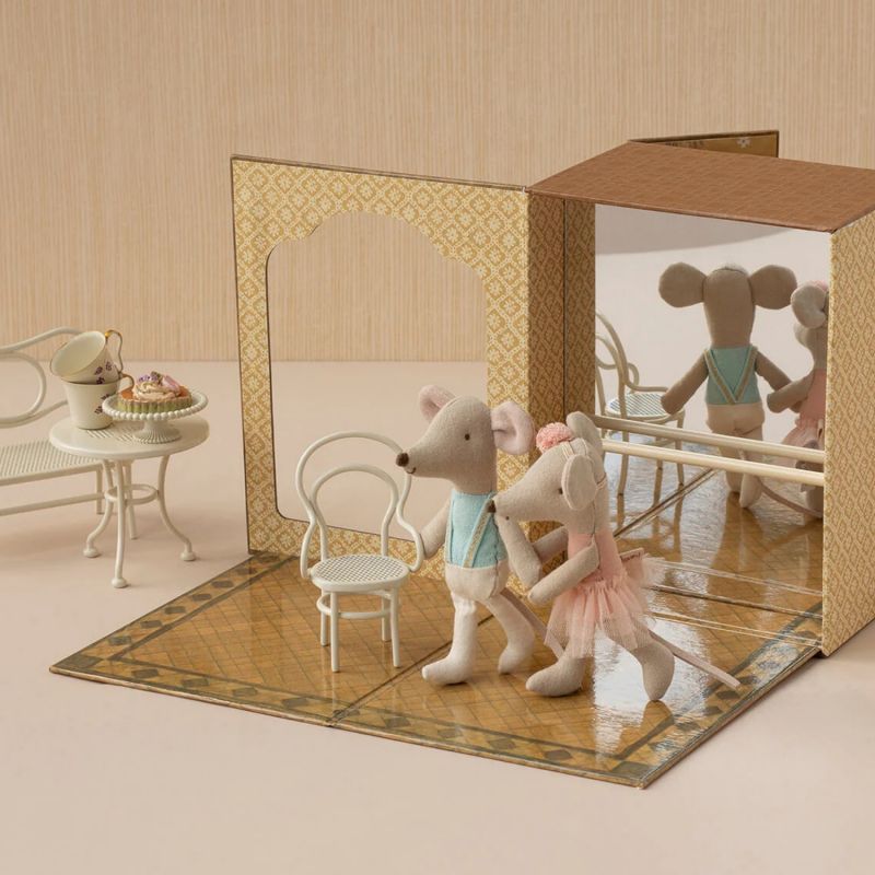 Studio de danse avec petite sœur et petit frère Souris Maileg Ambiance 2