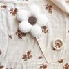 Attache tétine Fleur moumoute Ecru-Beige Atelier Wagram Ambiance 3