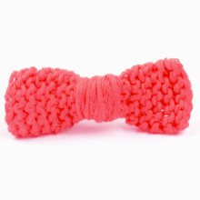 Barrette petit noeud tricoté main corail (5 cm)  par Mamy Factory