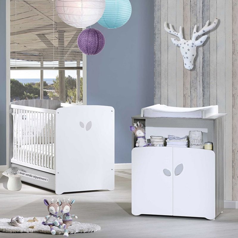 Image d'ambiance de présentation du produit Pack duo lit bébé têtes panneaux et commode à langer New Leaf - Baby Price