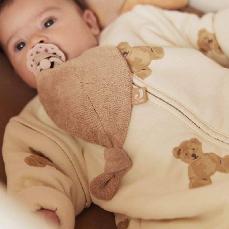 Image d'ambiance de présentation du produit Doudou attache sucette Feuille Biscuit - Jollein