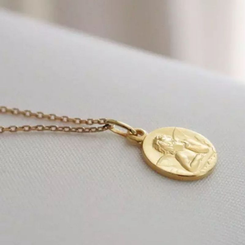 Collier chaîne médaille Ange Raphaël personnalisable (plaqué or) Petits trésors Ambiance 2