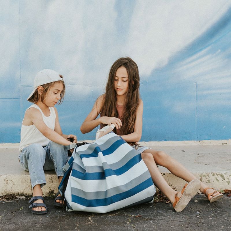 Sac à jouets 2 en 1 Noomad Outdoor Blue-Green Stripes Play&Go Ambiance 2