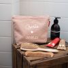 Trousse de toilette rose poudré (personnalisable)  par Les Griottes