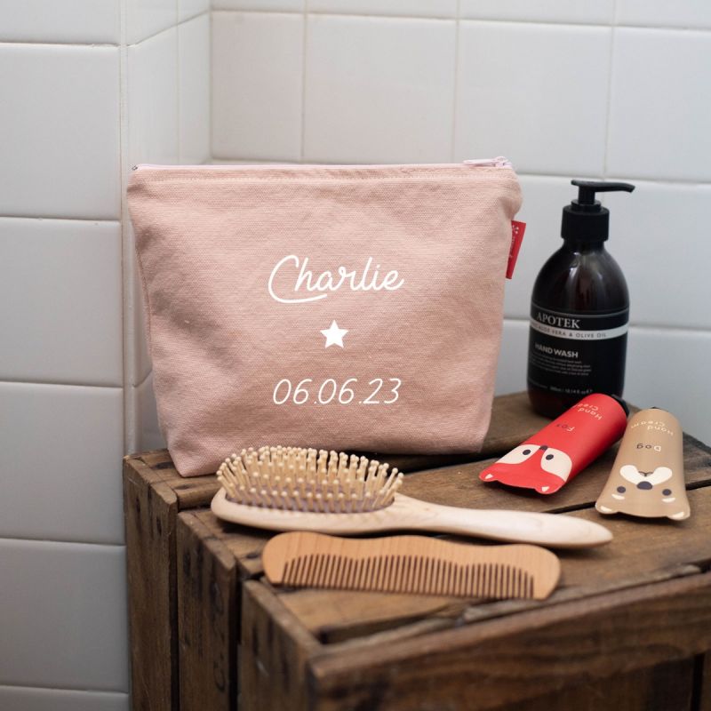 Image d'ambiance de présentation du produit Trousse de toilette rose poudré (personnalisable) - Les Griottes