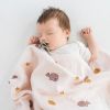 Couverture bébé en mousseline Wally Rose (100 x 100 cm)  par Done by Deer