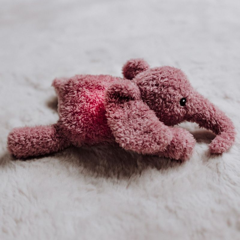 Peluche lumineuse George l'éléphant vieux rose FLOW Ambiance 2