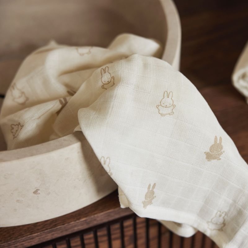 Lot de 2 langes en coton Happy Miffy Olive Green (115 x 115 cm) Jollein Ambiance 2