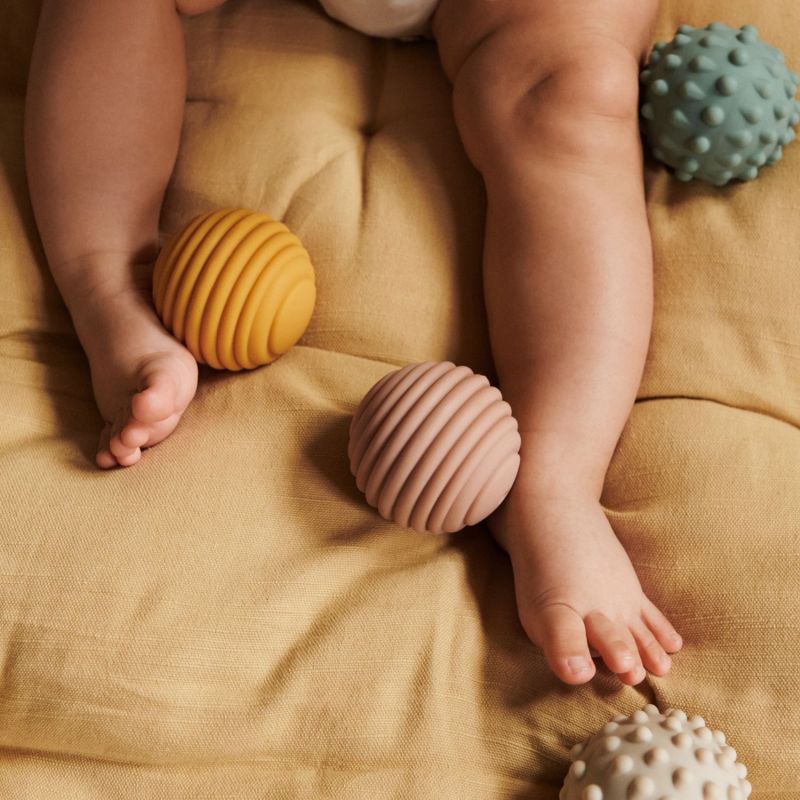 Lot de 5 balles sensorielles Dorian Beach Blue Liewood Ambiance 3