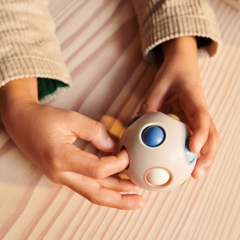 Lot de 2 jouets d'éveil Solene Ice Blue Liewood Ambiance 2