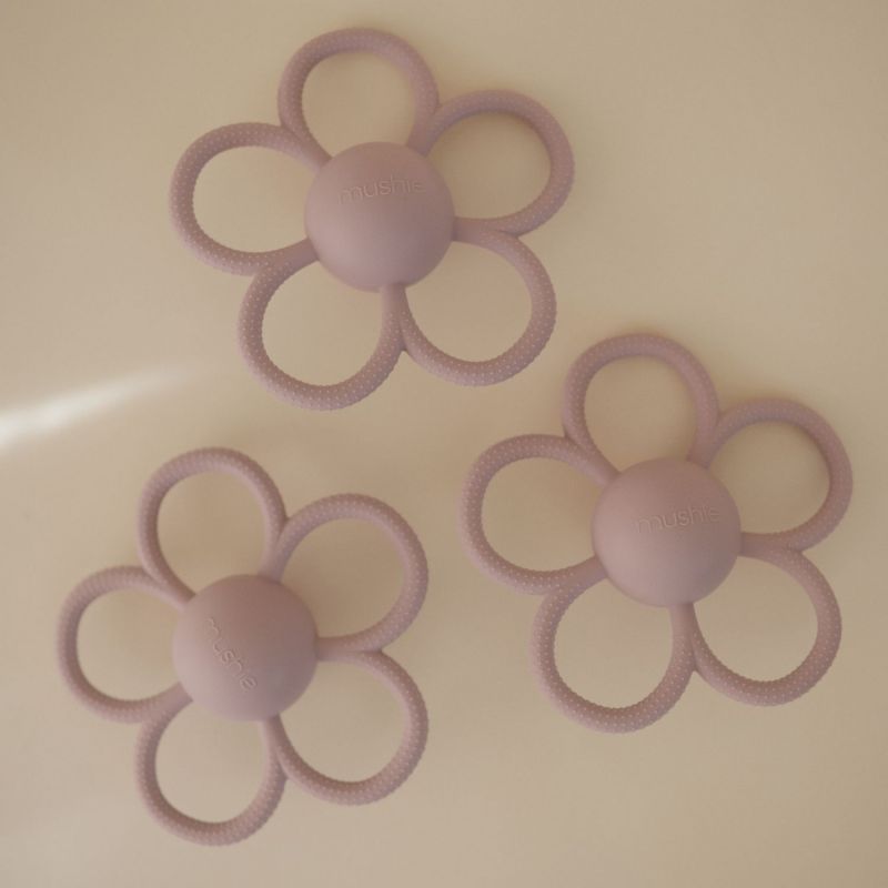 Jouet de dentition en silicone Daisy Lilac Mushie Ambiance 6