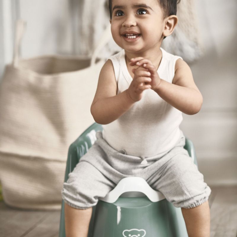 Image d'ambiance de présentation du produit Pot bébé fauteuil vert profond et blanc - BabyBjörn