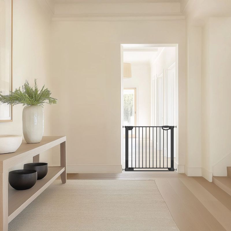 Barrière de sécurité Easylock Flatstep Noire (90 à 97 cm) Geuther Ambiance 4