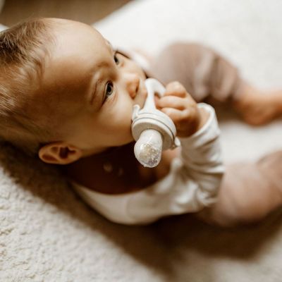 Sucette grignoteuse Argile avec 4 embouts