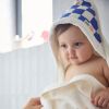 Cape de bain Comme un bonbon Romy damier bleu BEBEL Ambiance 1