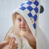 Cape de bain Comme un bonbon Romy damier bleu BEBEL Ambiance 2