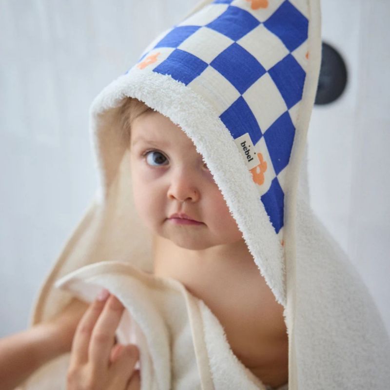 Cape de bain Comme un bonbon Romy damier bleu BEBEL Ambiance 2