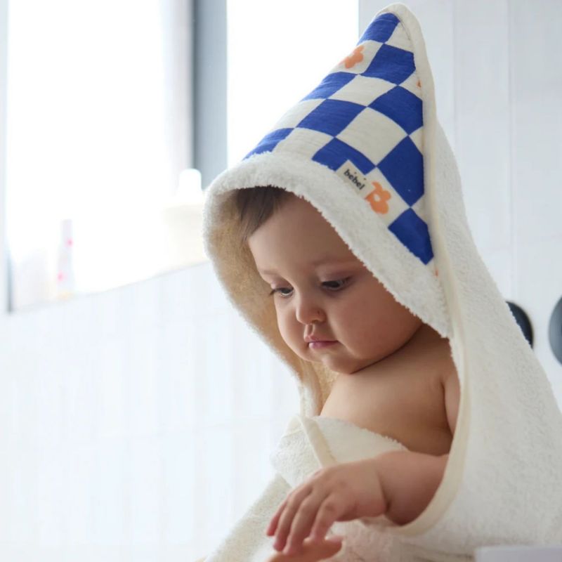 Cape de bain Comme un bonbon Romy damier bleu BEBEL Ambiance 3