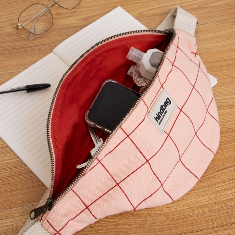 Sac banane Olivia Le Carnet Rose-Rouge Hindbag Ambiance 3