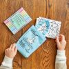 Set de table à colorier lavable et réutilisable Peter Rabbit avec 10 feutres Eatsleepdoodle Ambiance 9