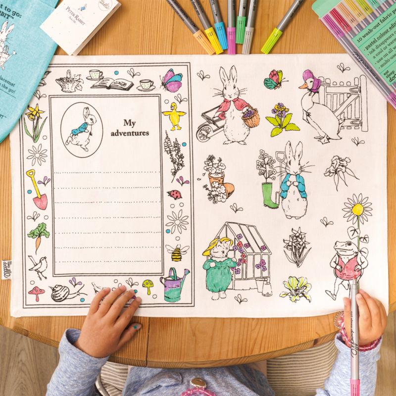Set de table à colorier lavable et réutilisable Peter Rabbit avec 10 feutres Eatsleepdoodle Ambiance 5