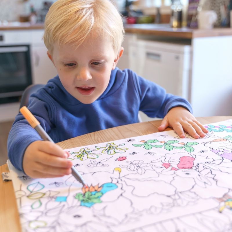 Set de table à colorier lavable et réutilisable Peter Rabbit avec 10 feutres Eatsleepdoodle Ambiance 6