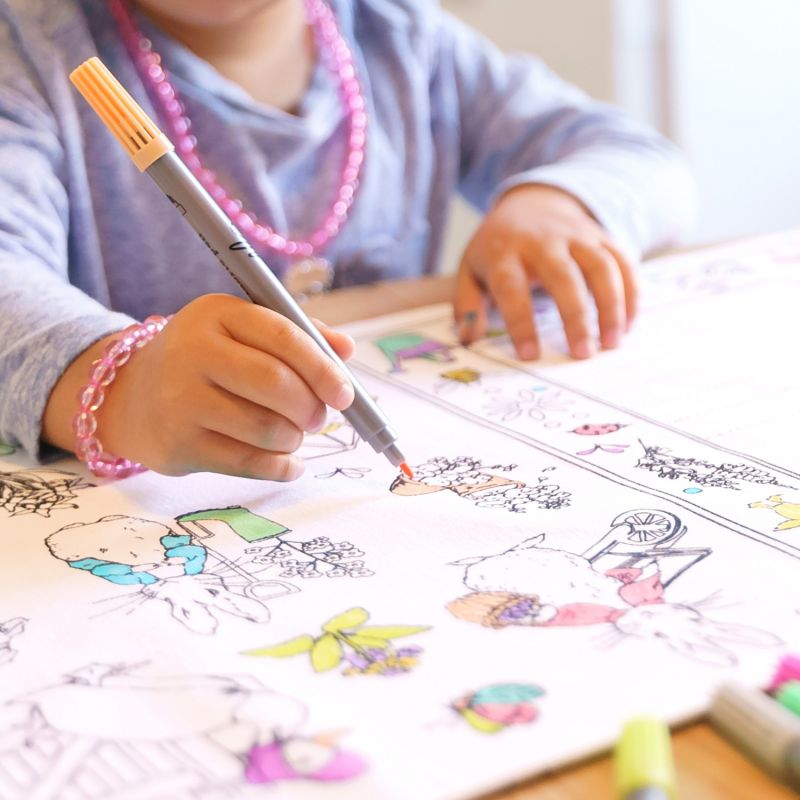 Set de table à colorier lavable et réutilisable Peter Rabbit avec 10 feutres Eatsleepdoodle Ambiance 8