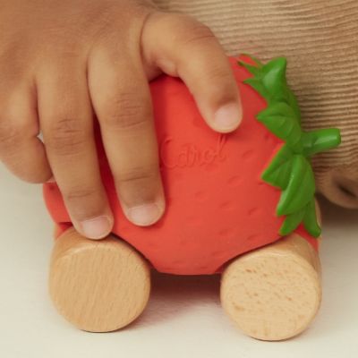 Voiture et jouet de dentition bébé Sweetie la fraise (Oli and Carol) - Image 3