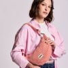 Sac banane Andrea Rayures Fines Rouge Hindbag Ambiance 2