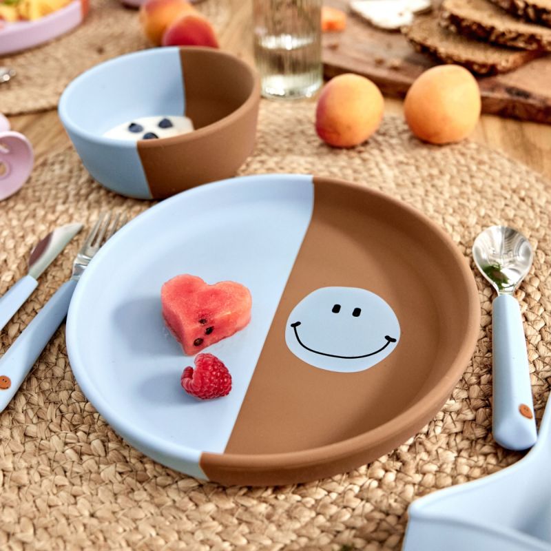 Image d'ambiance de présentation du produit Couverts en silicone Happy Rascals Smile bleu ciel (3 pièces) - Lässig