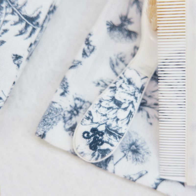 Brosse et peigne imprimé inspiration Toile de Jouy bleu Tartine et Chocolat Ambiance 3