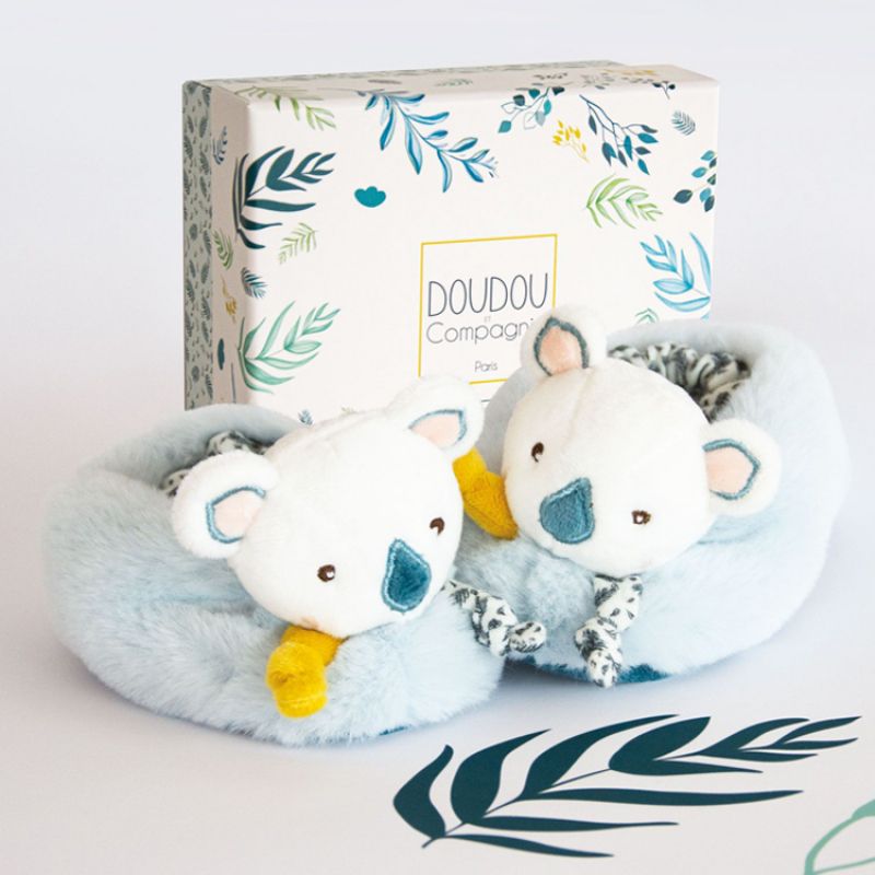 Image d'ambiance de présentation du produit Coffret chaussons Coffret hochet Yoca le koala - Doudou et Compagnie