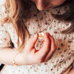 Collier chaîne croix ajourée personnalisable (plaqué or 18 carats)